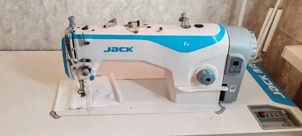 Прямострочная швейная промышленная машина Jack f4 со столом, фотография 2