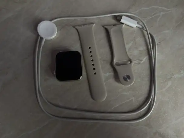 apple watch se 44 aluminium,в хорошем состоянии.Брала за 193,отдам за 90,торг имеется.Коробки нету,в комплекте идет заря, фотография 1