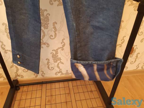 Джинсы классические и модные, синие и красные, с вышивкой и короткие, фотография 8