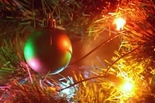 В продаже новогодняя ёлка  ёлочные игрушки и гирлянда в подарок, фотография 5