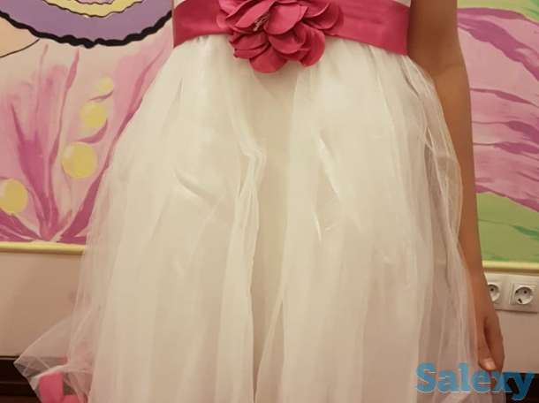 Платье нарядное белое с кремовым, детали цвета фуксии, недорого, фотография 3