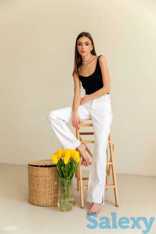 Белые джинсы с разрезами, фотография 1