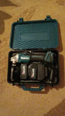 Болгарка аккумуляторная makita  2 аккумулятора, фотография 1