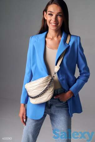 Бежевая сумка с декором, фотография 1