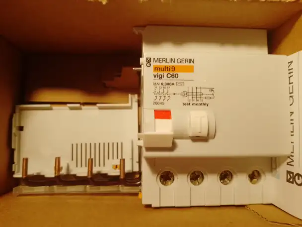 продам Блок дифиринциальной защиты  Schneider Electric MERLIN GERIN 4Р 63А 300 мА, фотография 1