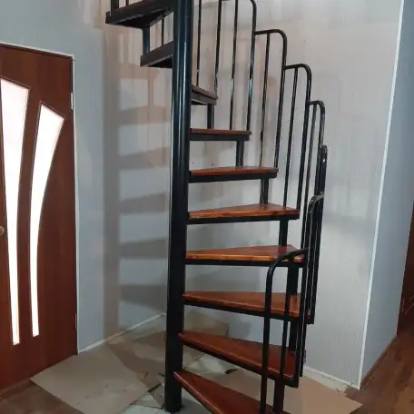 Продаю винтовую металлическую лестницу в 2х уровневой квартире, фотография 2
