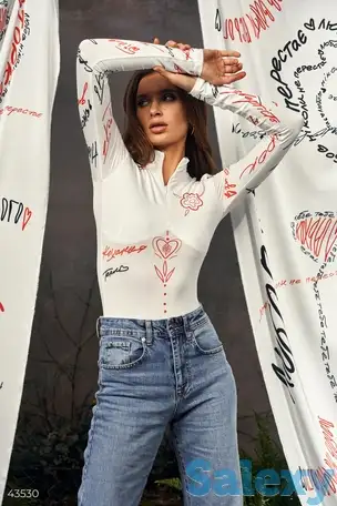 Молочный боди с красным принтом, фотография 1