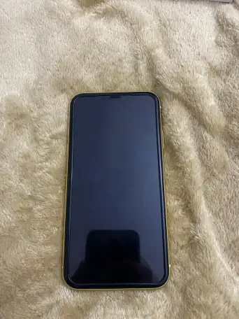 iPhone 11 желтый цвет, фотография 1