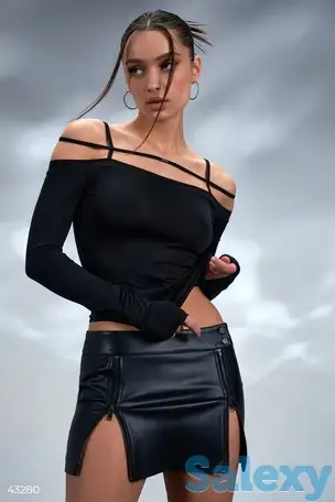 Черный лонгслив на бретелях, фотография 1