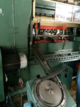 Автоматическая линия, дно аэрозольного баллона, фотография 7