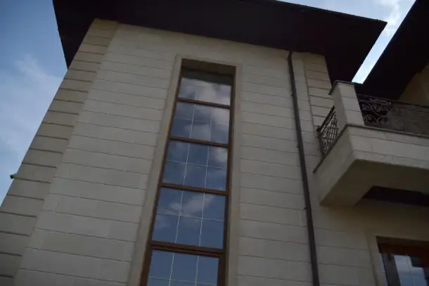 Травертиновое обрамление окон арки и прямые, изготавливаем и монтируем. Любая сложность., фотография 1