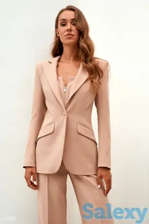 Трендовый жакет бежевого цвета, фотография 1