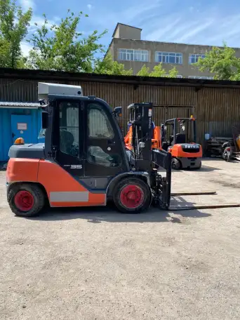 Вилочный погрузчик Toyota 8FD35 с кабиной из Японии, фотография 9