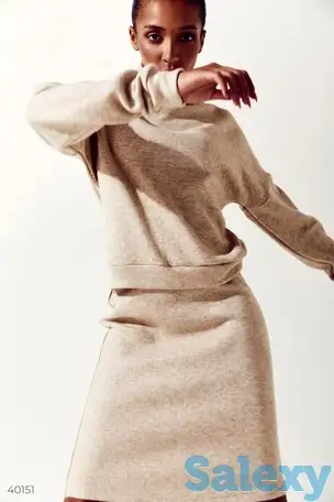 Бежевый трикотажный костюм с юбкой, фотография 1