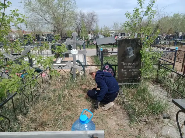 Уход за могилами на кладбище, фотография 1