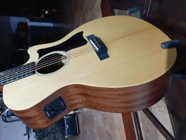 Продам электроакустическую гитару, гитарный комбоусилитель, беспроводную акустическую систему, микрофонную стойку с микр, фотография 3