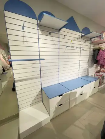 Торговое оборудование для магазина одежды. Пристенный стеллаж, фотография 2