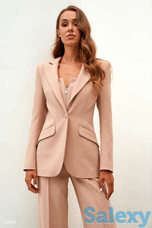 Трендовый жакет бежевого цвета, фотография 1