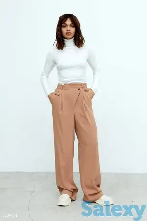 Бежевые брюки прямого кроя, фотография 1
