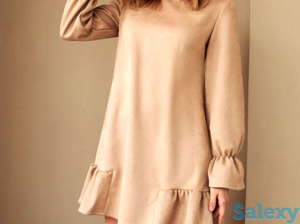 Бежевое платье с воланом, фотография 1