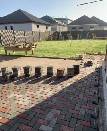 Укладка тротуарной плитки  Установка поребриков и бардюров  Преобразуем ваш двор в красоту и удобства.  Качественно и, фотография 19