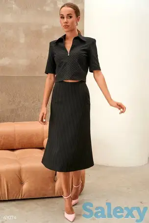Черный костюм с юбкой миди, фотография 1