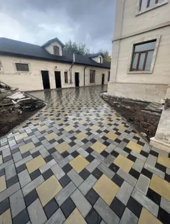 Укладка тротуарной плитки  Установка поребриков и бардюров  Преобразуем ваш двор в красоту и удобства.  Качественно и, фотография 3