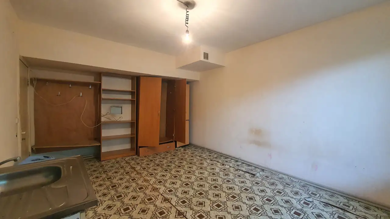 продаю комнату в цоколе на уровне первого этажа, улица победа 54-2, фотография 1