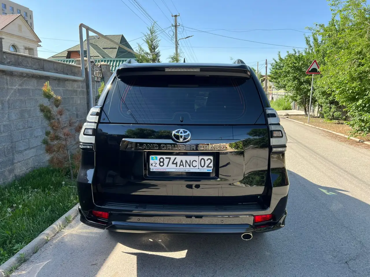 Автомобиль Toyota Land Cruiser Prado, фотография 2