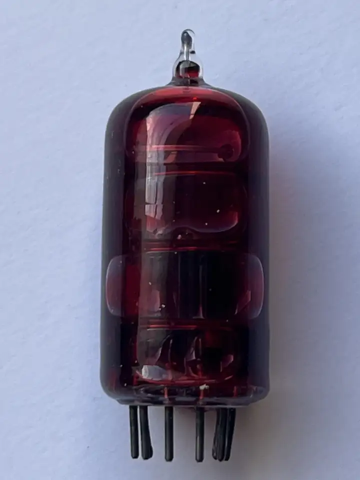 Лампа от старого радиоприемника с красной жидкостью, фотография 3