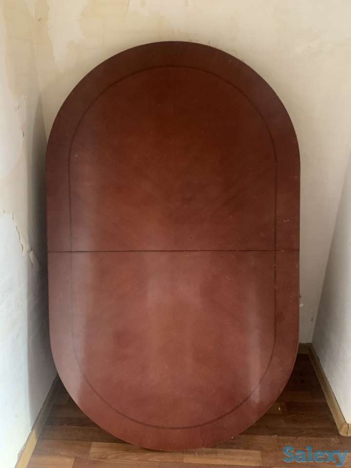 Стол из темного дерева, фотография 1