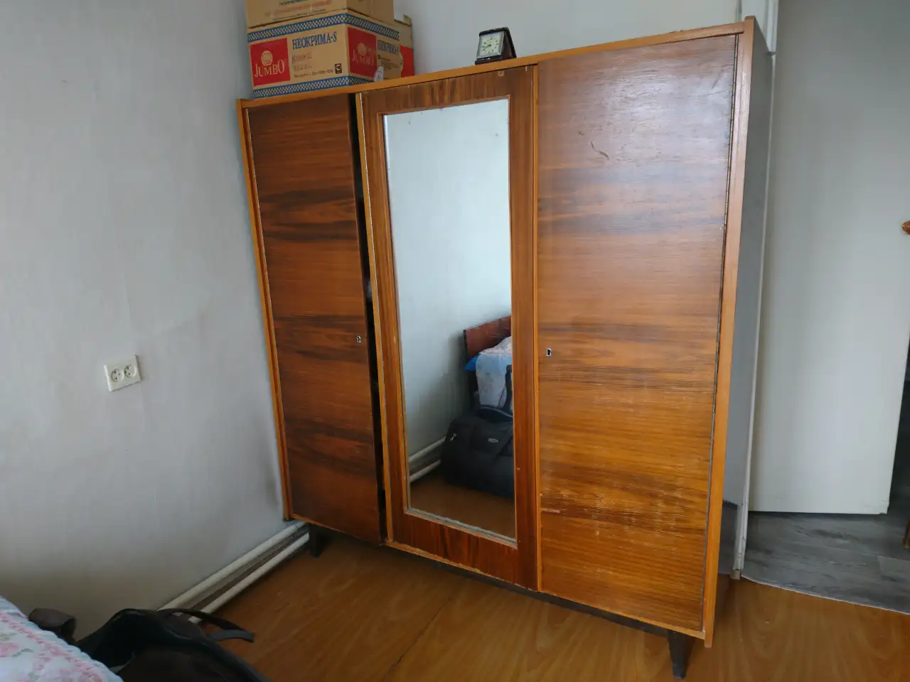 Шкаф-шифоньер трехдверный с зеркалом, фотография 1