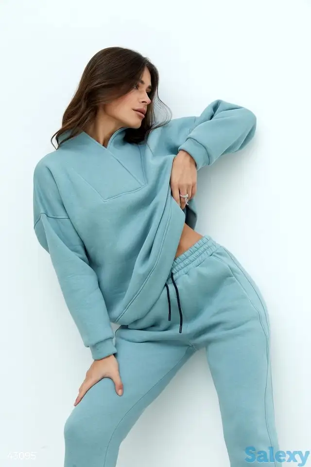 Костюм со свитшотом и джоггерами в нежном оттенке, фотография 1