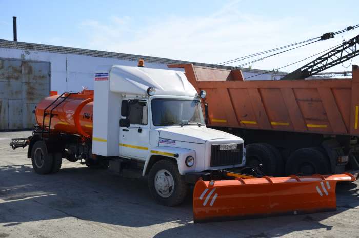 Автогудронатор АГ-2,5 с цистерной для дозаправки катков, фотография 2