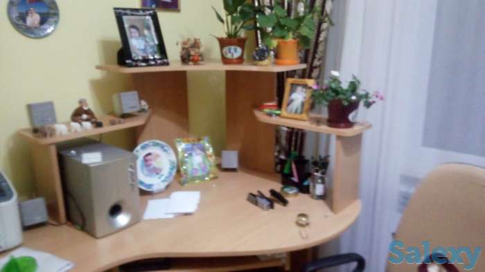 Продаётся угловой компьютерный стол,в хорошем состояние,цвет ольха, фотография 1