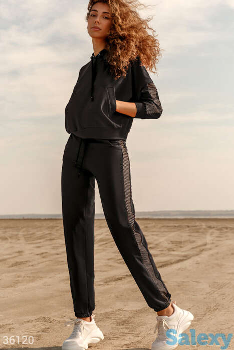 Черный костюм с декоративными вставками, фотография 1