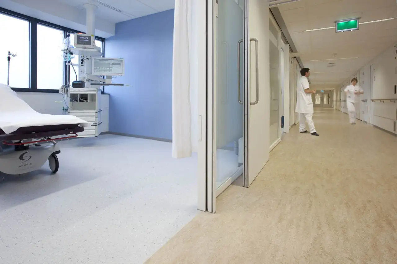 Медицинский линолеум, гомогенное напольное покрытие для чистых и промышленных помещений. Коммерческий линолеум КМ2, фотография 4