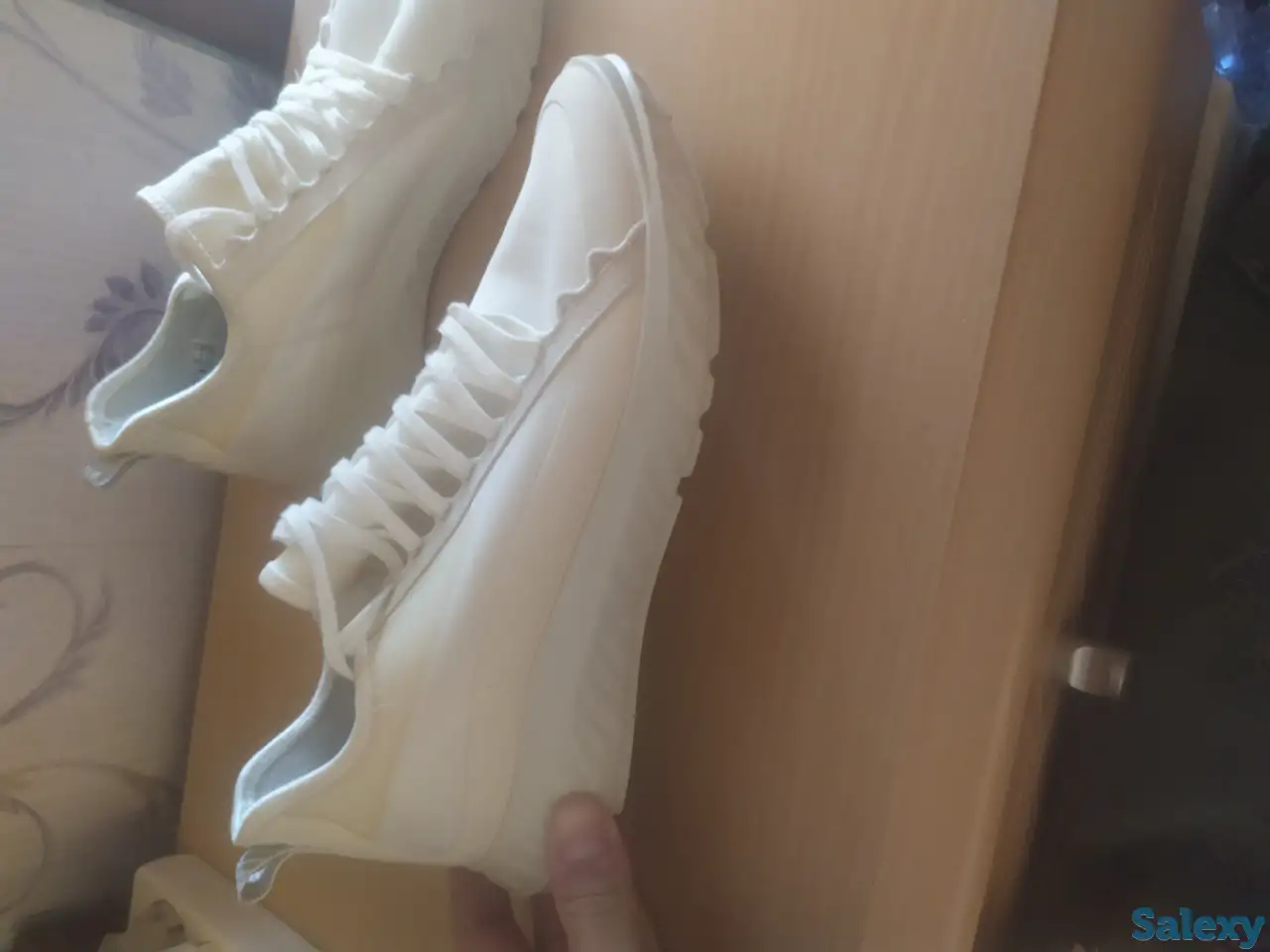 Продам кроссовки , белого цвета , были куплены в Израиле ,реальная цена 300$, фотография 2