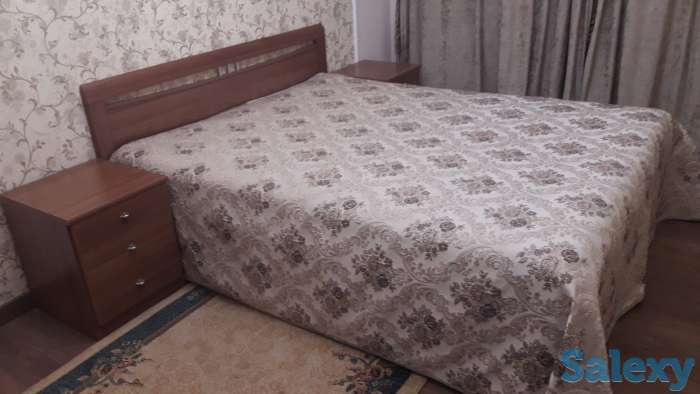 Двухспальная кровать и две тумбочки., фотография 1