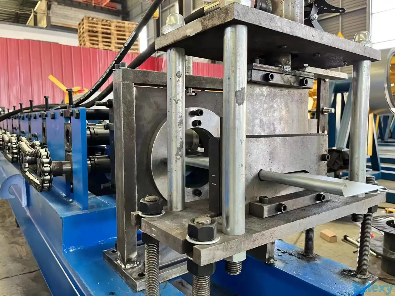 Линия для производства заборов с дырками и рисунком под дерево, фотография 2