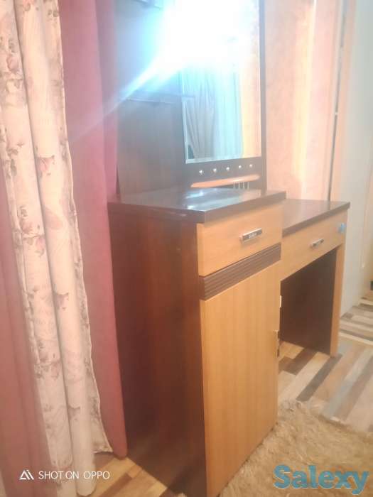 Продам туалетный столик отличного качества.Столик тяжёлый не из МДФ б/у продаем в связи что покупаем новый шкаф ., фотография 1