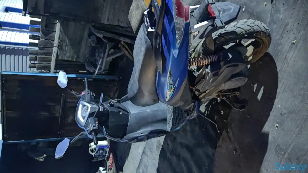 Срочно продаётся скутер 150 кубов. Скутер в хорошем состоянии. Работают фары, Аварийка и тд. В комплекте имеется багажни, фотография 2