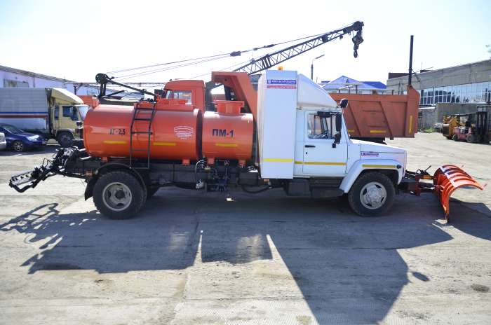 Автогудронатор АГ-2,5 с цистерной для дозаправки катков, фотография 3