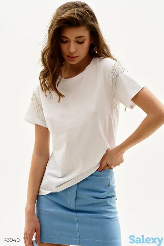 Белая футболка с декором, фотография 1