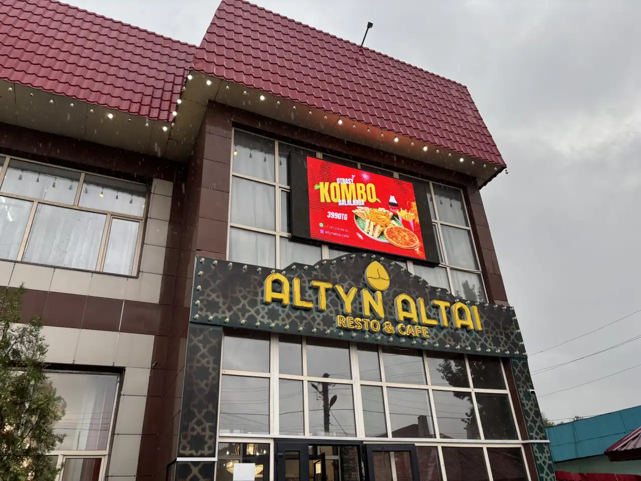 Сдается в аренду ресторан в центре Узынaгаша! 		Общая площадь: 1200 м 2 этажа по 600 м 		Участок: 21 сотка, первая, фотография 2