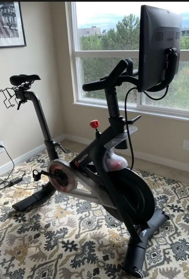 Peloton indoor stationary exercise bike, фотография 1