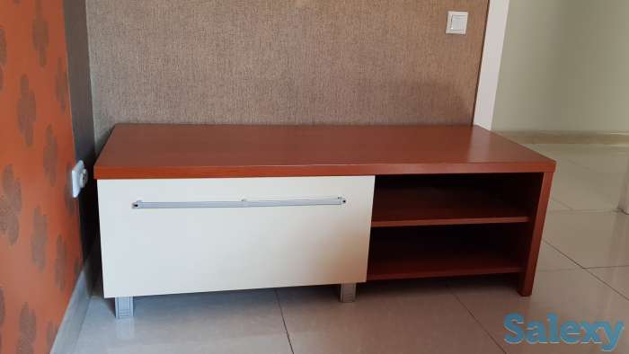 Продам 3-х секционную низкую горизонтальную тумбу под телевизор, цвет белый + орех в отличном состоянии, фотография 2