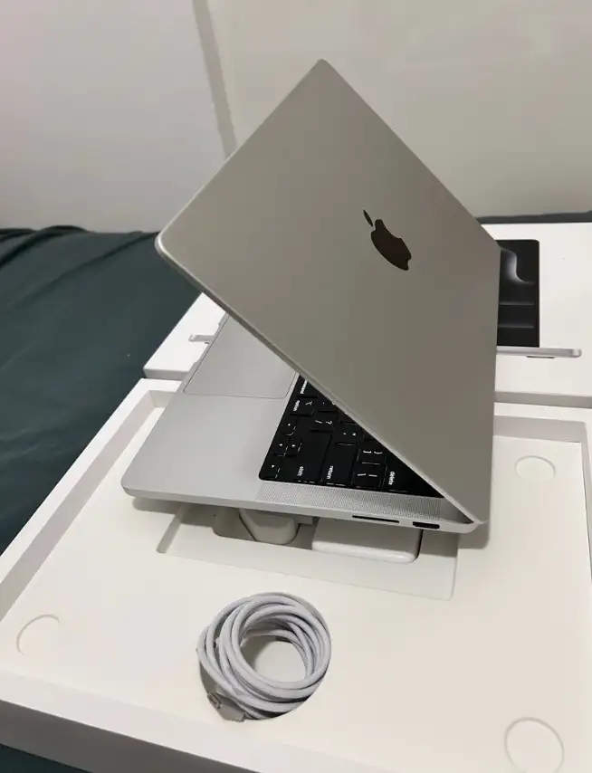 Apple Macbook Pro M3 14 дюймов 512 ГБ серебристый, фотография 1