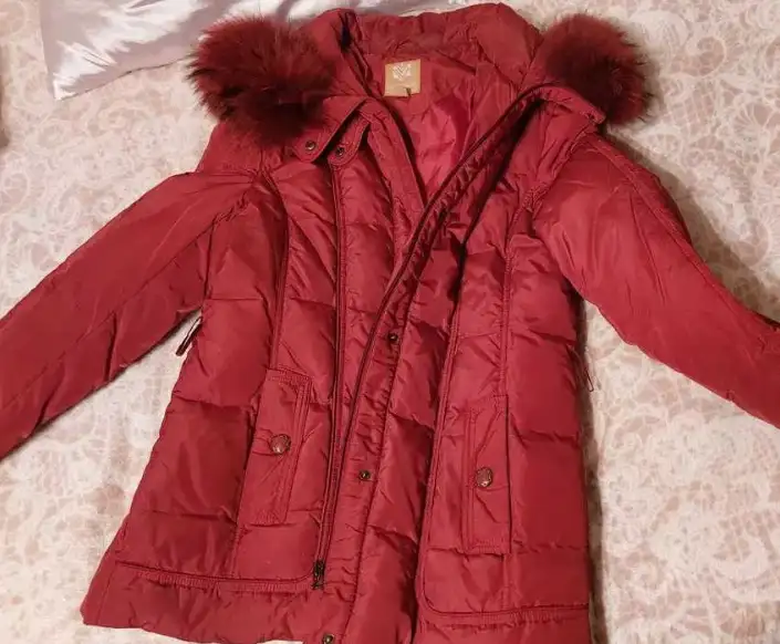 Продам тёплую, зимнюю женскую куртку, на синтепоне, с капюшоном., фотография 1