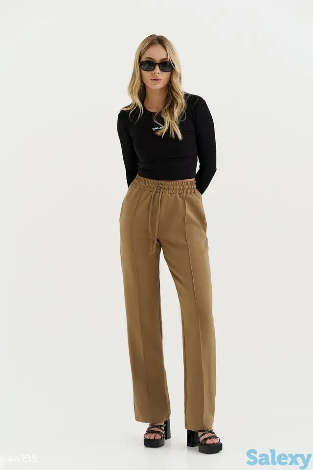 Бежевые брюки прямого кроя, фотография 1